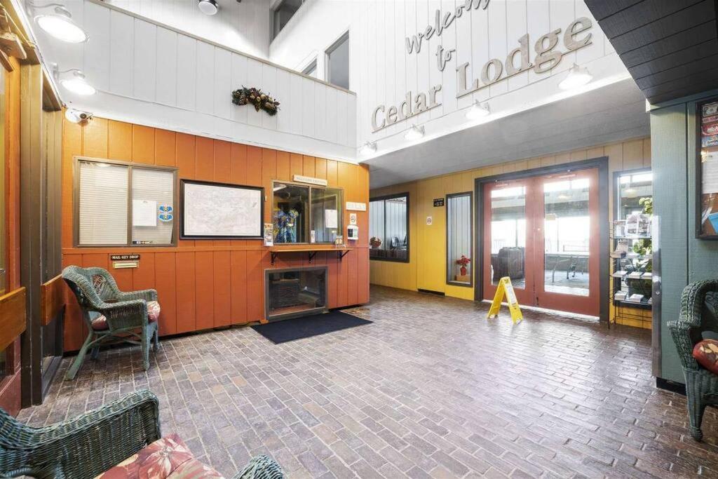 Cute Cedar Lodge Studio With Balcony & Lake Views! Lakonia Dış mekan fotoğraf