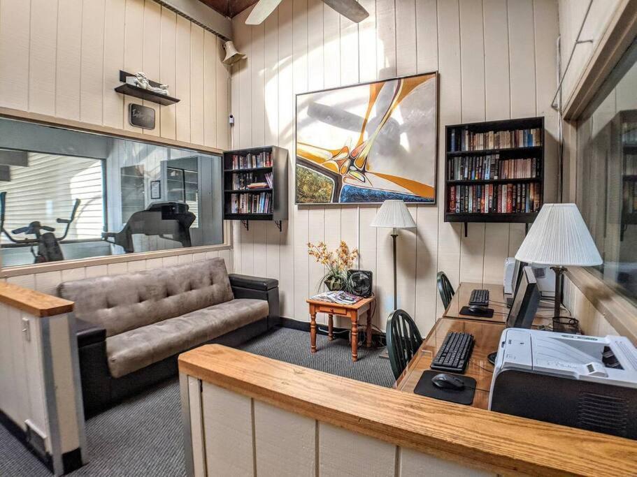 Cute Cedar Lodge Studio With Balcony & Lake Views! Lakonia Dış mekan fotoğraf