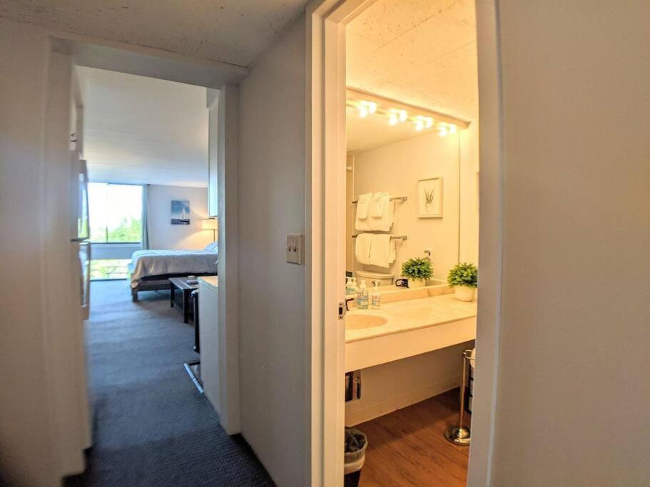 Cute Cedar Lodge Studio With Balcony & Lake Views! Lakonia Dış mekan fotoğraf